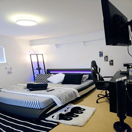 Cozy Stylish Black & White Design Room In The Heart Of Vancouver! Private Parking, Self Check-In & Just 4 Mins To Metrotown! Εξωτερικό φωτογραφία