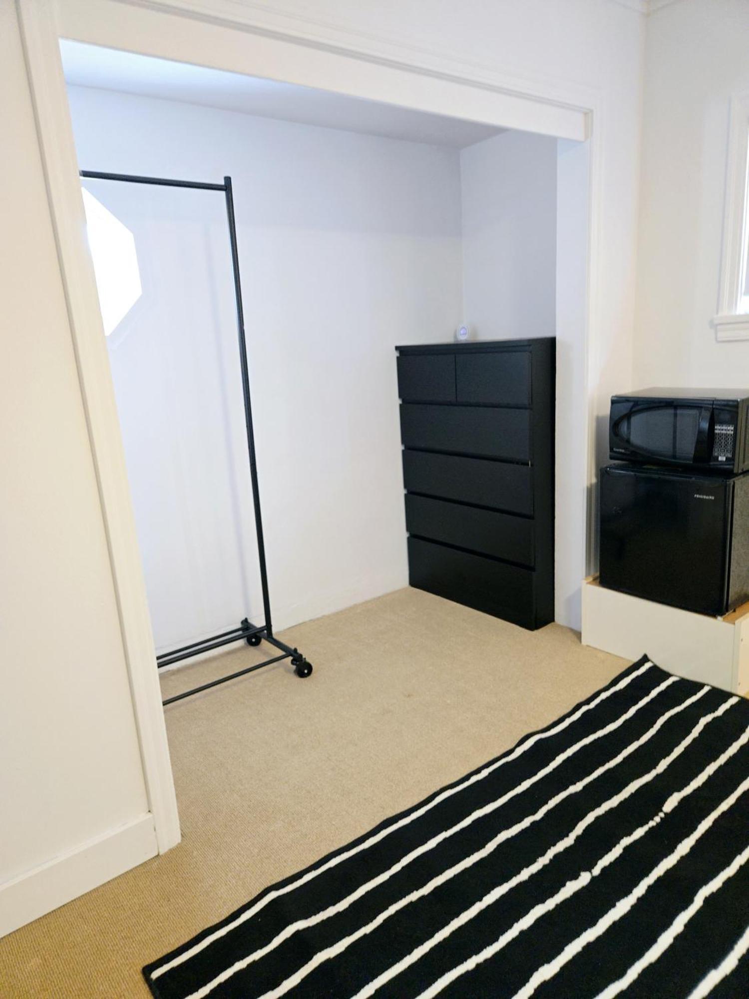 Cozy Stylish Black & White Design Room In The Heart Of Vancouver! Private Parking, Self Check-In & Just 4 Mins To Metrotown! Εξωτερικό φωτογραφία