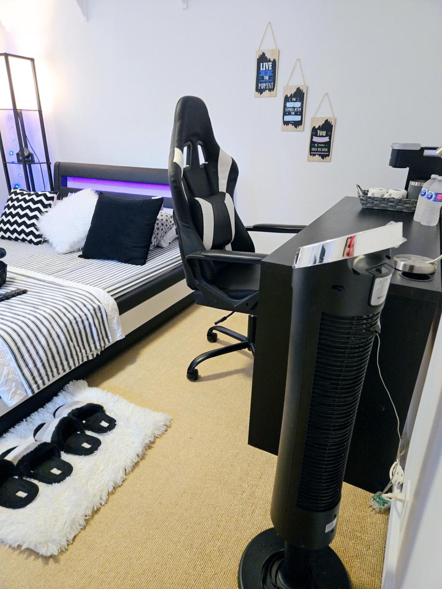 Cozy Stylish Black & White Design Room In The Heart Of Vancouver! Private Parking, Self Check-In & Just 4 Mins To Metrotown! Εξωτερικό φωτογραφία