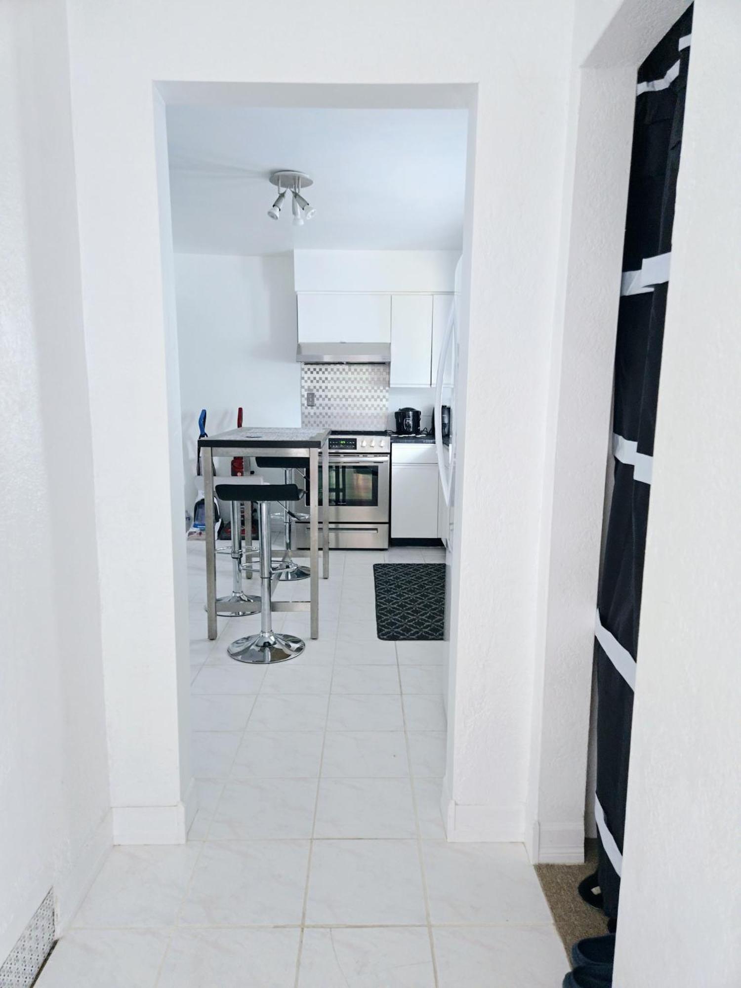 Cozy Stylish Black & White Design Room In The Heart Of Vancouver! Private Parking, Self Check-In & Just 4 Mins To Metrotown! Εξωτερικό φωτογραφία
