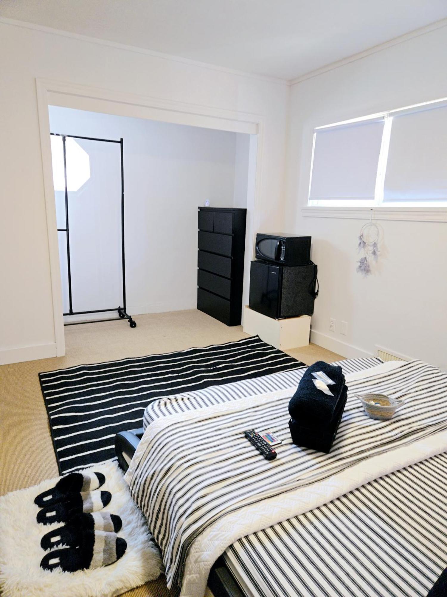 Cozy Stylish Black & White Design Room In The Heart Of Vancouver! Private Parking, Self Check-In & Just 4 Mins To Metrotown! Εξωτερικό φωτογραφία