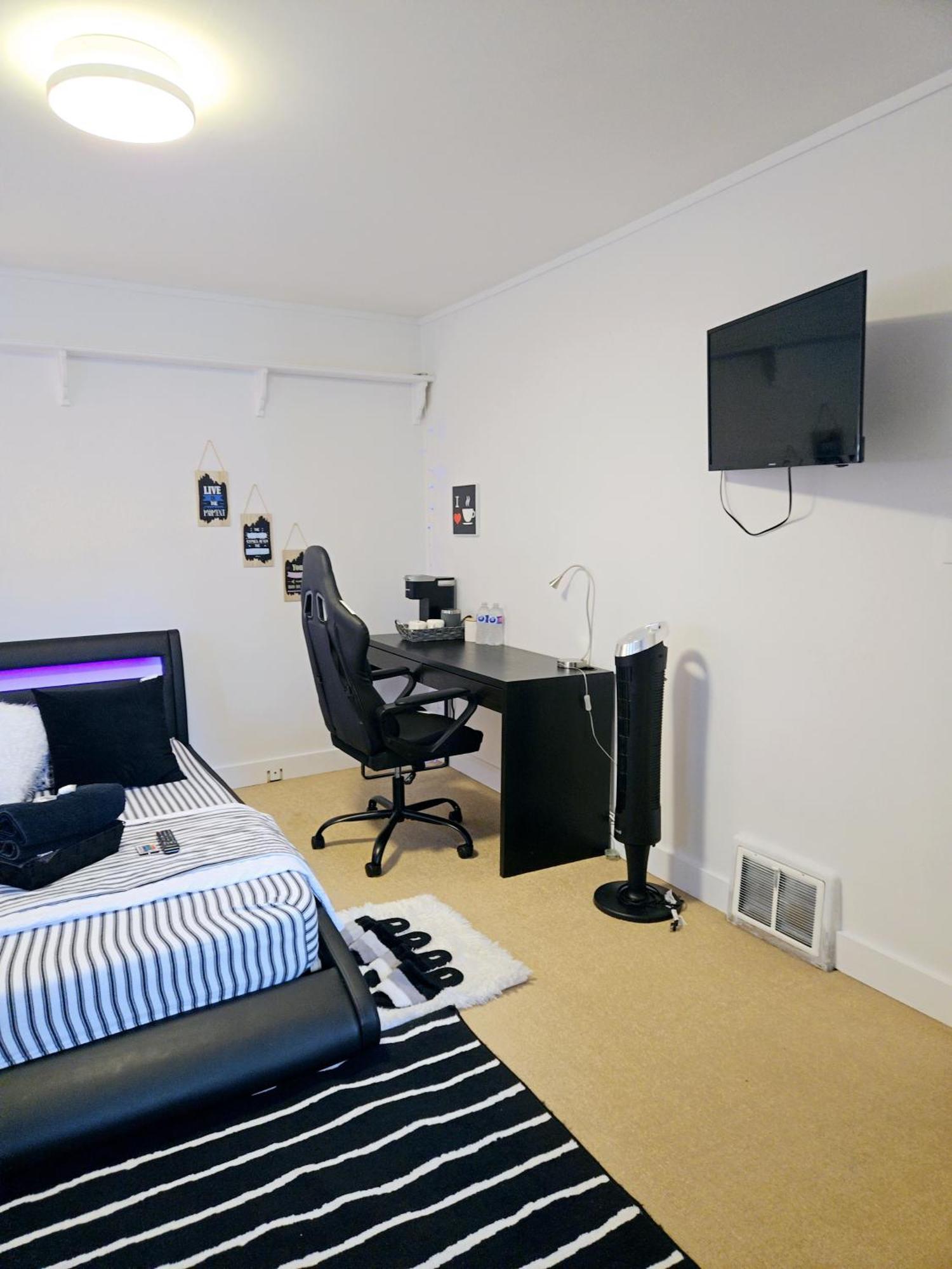 Cozy Stylish Black & White Design Room In The Heart Of Vancouver! Private Parking, Self Check-In & Just 4 Mins To Metrotown! Εξωτερικό φωτογραφία