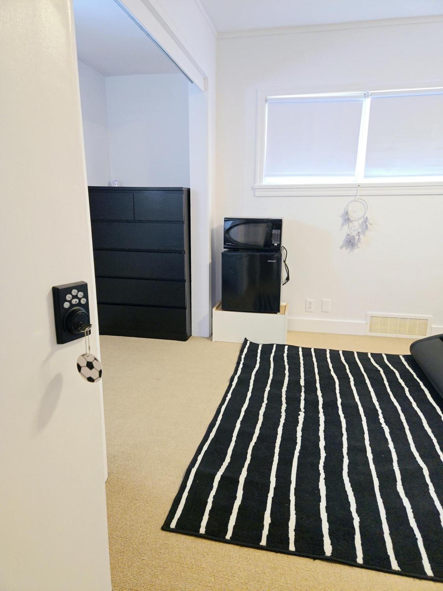Cozy Stylish Black & White Design Room In The Heart Of Vancouver! Private Parking, Self Check-In & Just 4 Mins To Metrotown! Εξωτερικό φωτογραφία