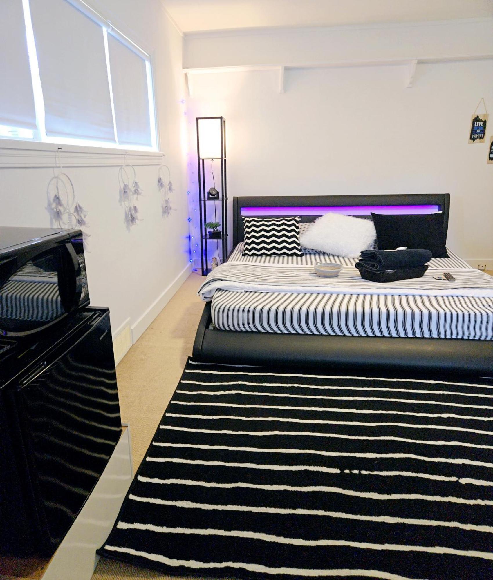 Cozy Stylish Black & White Design Room In The Heart Of Vancouver! Private Parking, Self Check-In & Just 4 Mins To Metrotown! Εξωτερικό φωτογραφία
